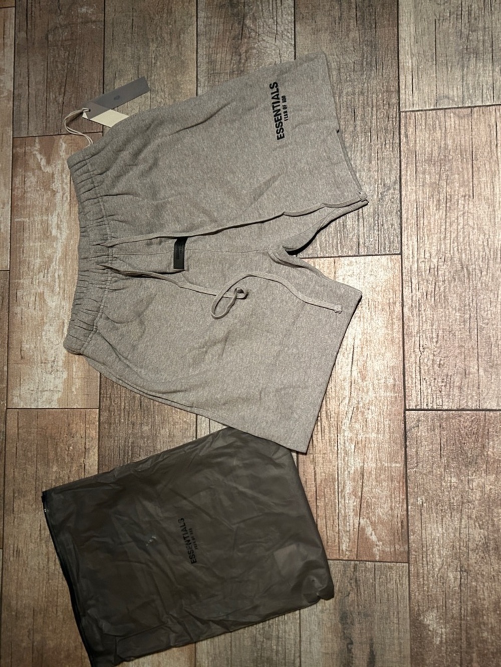 Essentials shorts - Picture 2 of 3
